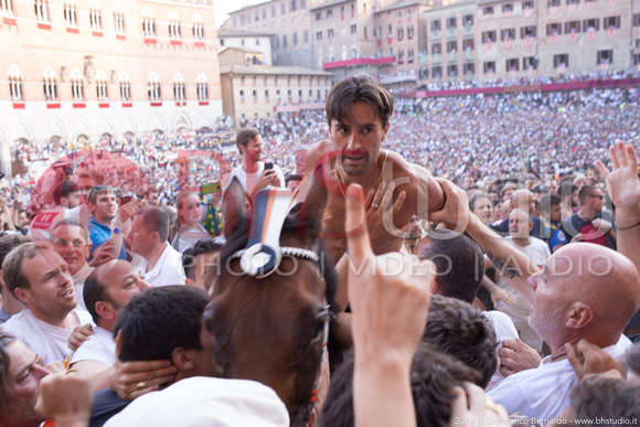 Giubilo Lupa del 2 Luglio 2016, foto di Gianfranco Bernardo. La foto può essere acquistata direttamente da qui oppure contattando BHStudio allo 0577930212 - 3406954532 o via email info@bhstudio.it