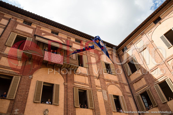 Sbandierata in città di Siena